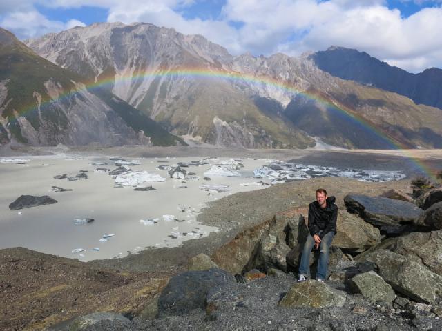 Cover for Pendant les travaux, l'exposition continue